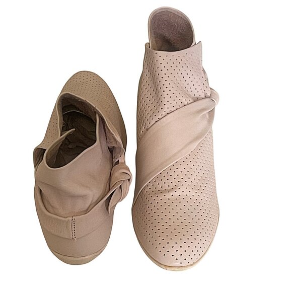 Class Act Women's Round Toe Perforated Pattern Cross Bow Tie Leather Ankle Boots - Picture 2 of 6